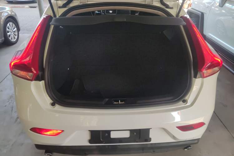 Used Volvo V40 2016 T4 Smart Luxury Edition
