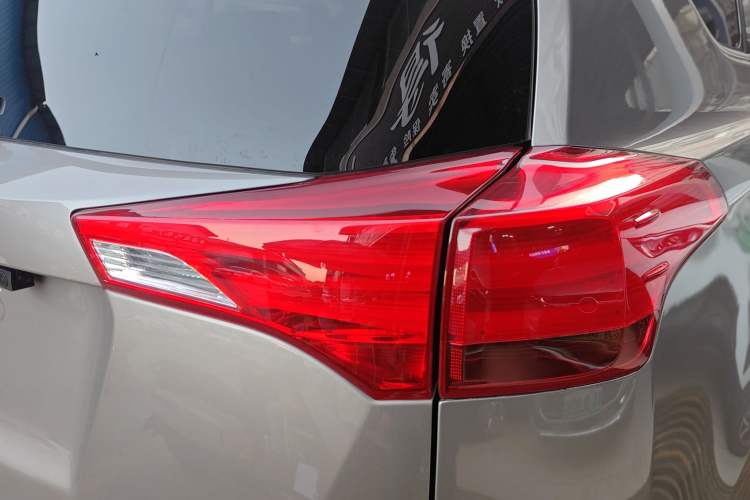 Used Toyota RAV4 2015 2.0L CVT Two-Wheel Drive Fashion Edition
