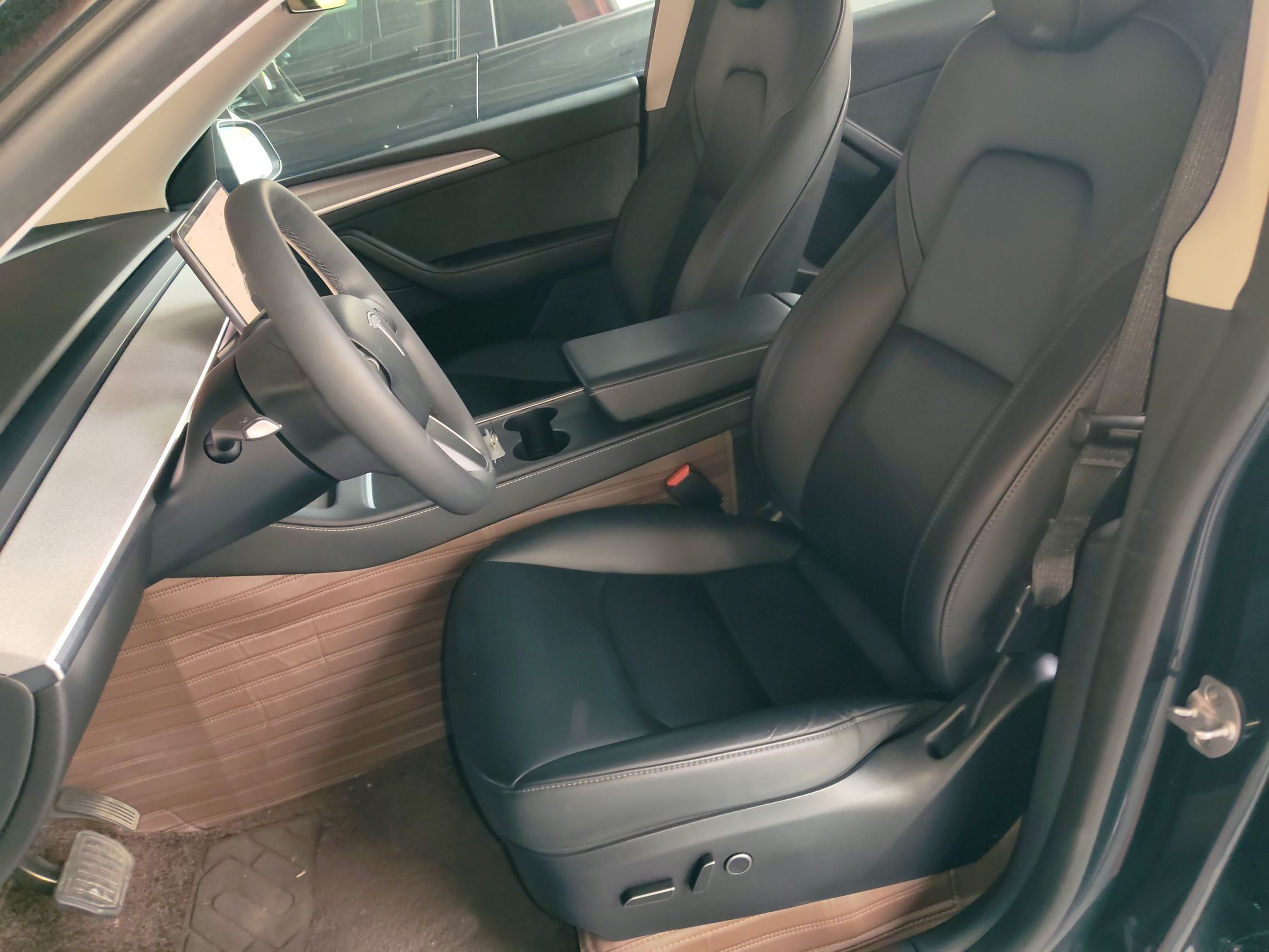 المقاعد الأمامية داخل السيارة