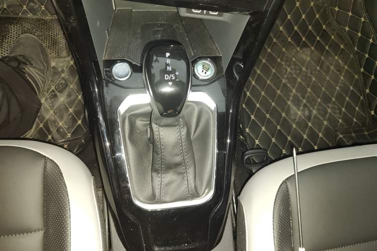 Used Volkswagen T-ROC 2023 300TSI DSG Two-Wheel-Drive Chen Guang Edition
