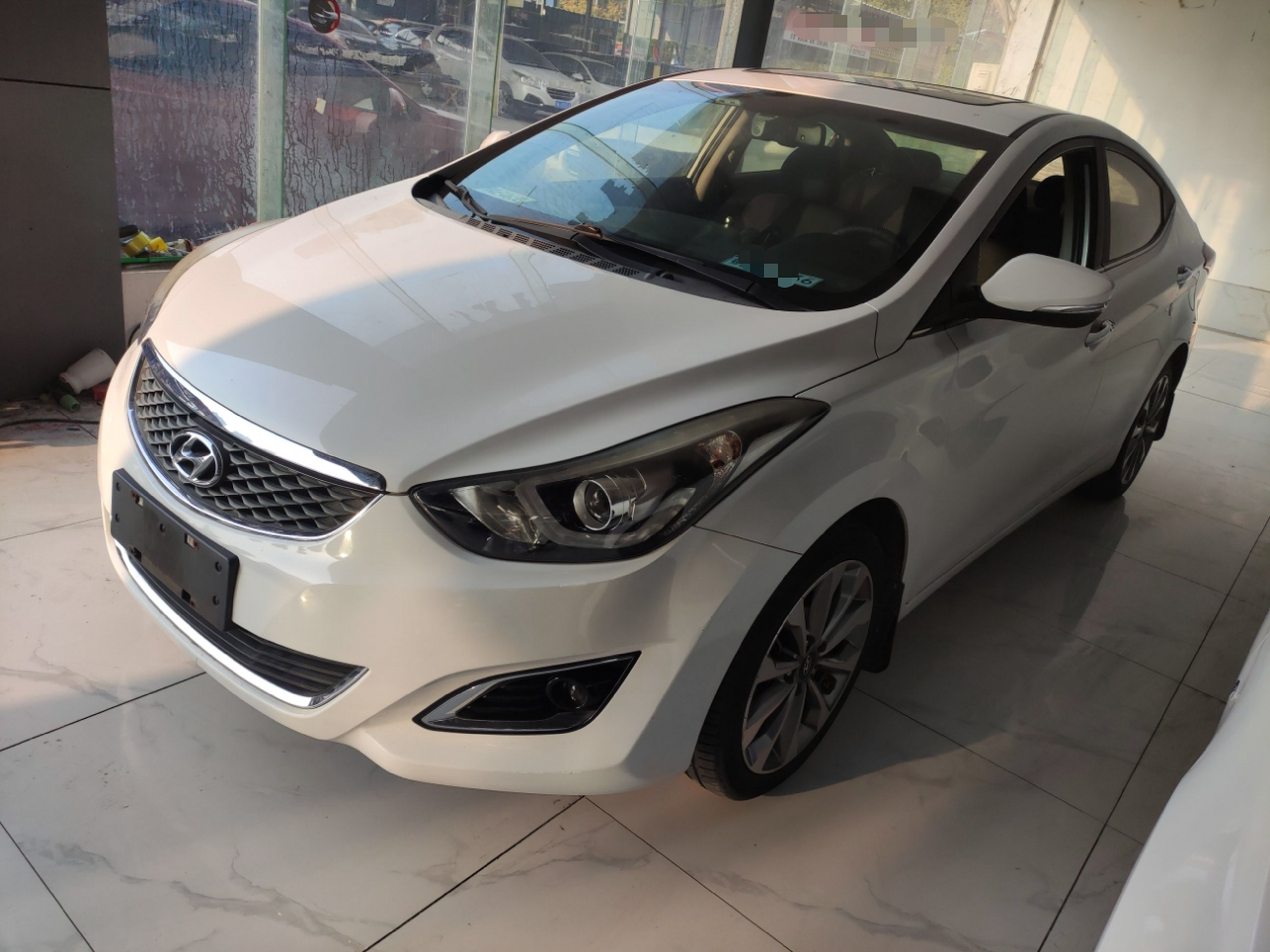 تحت مقدمة السيارة