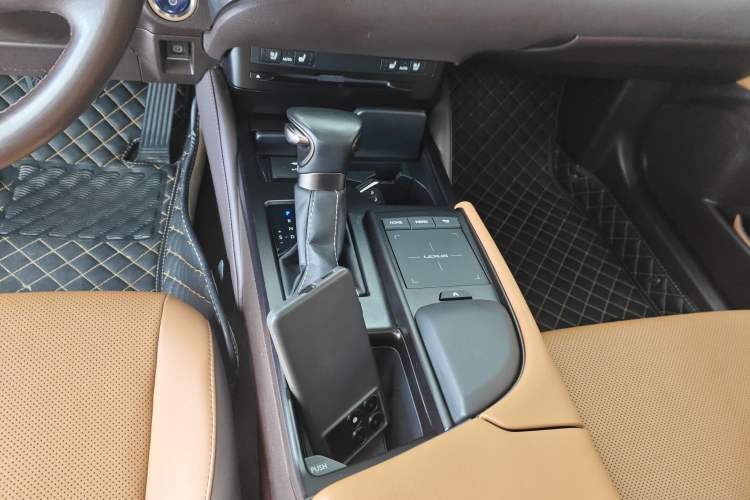 Used Lexus ES 2020 300h Deluxe Edition
