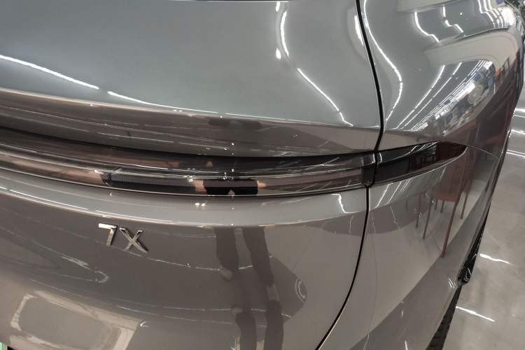 Used Zeekr 7X 2025 100 kWh Long-Range Rear-Wheel Drive with Intelligent Driving Features
