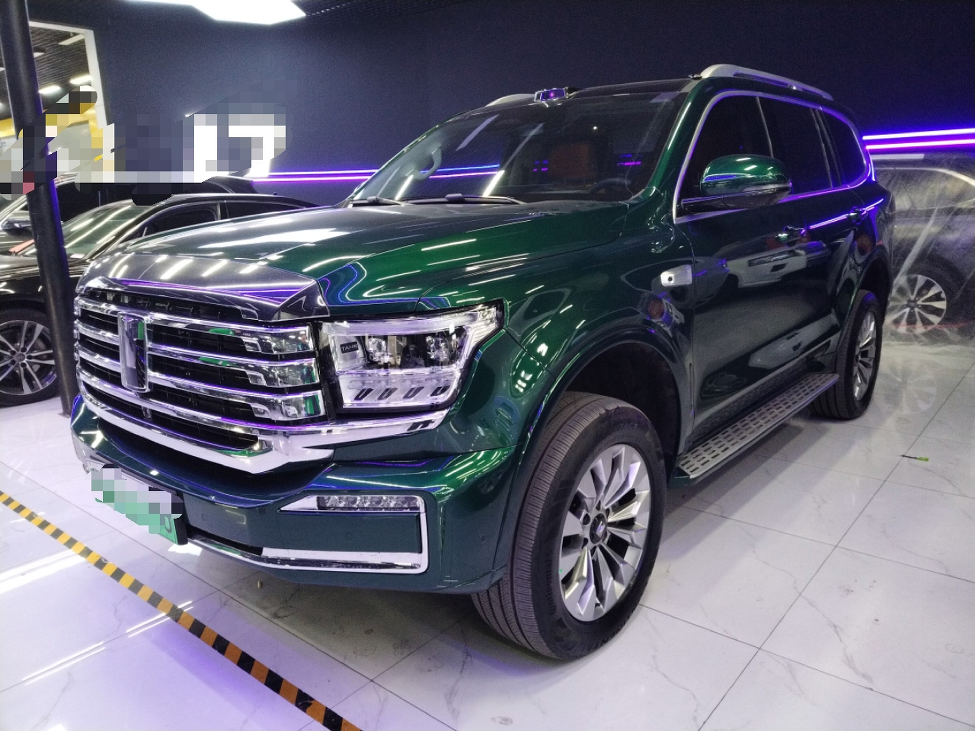 تحت مقدمة السيارة