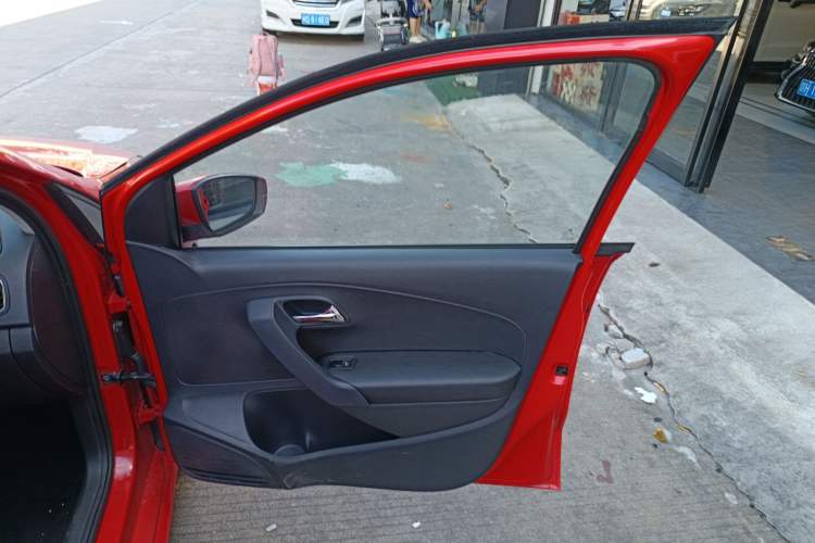 Used Volkswagen Polo 2016 1.6L Automatic Comfort Model
