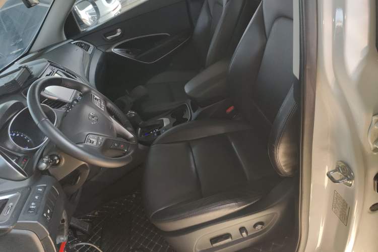 Used Hyundai Santa Fe 2015 2.0T Automatic Two-Wheel Drive Smart Version 5 Seats
