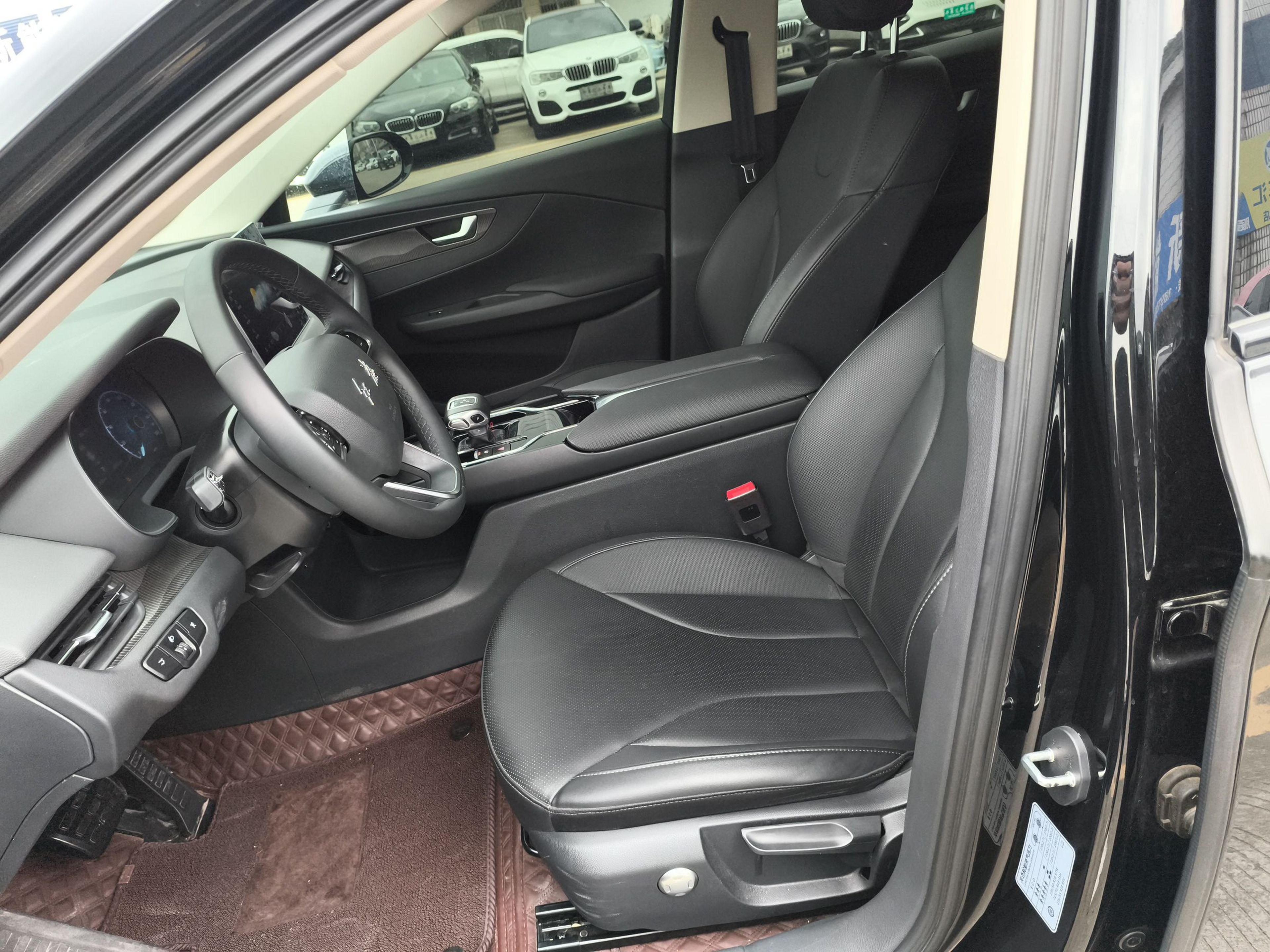 المقاعد الأمامية داخل السيارة