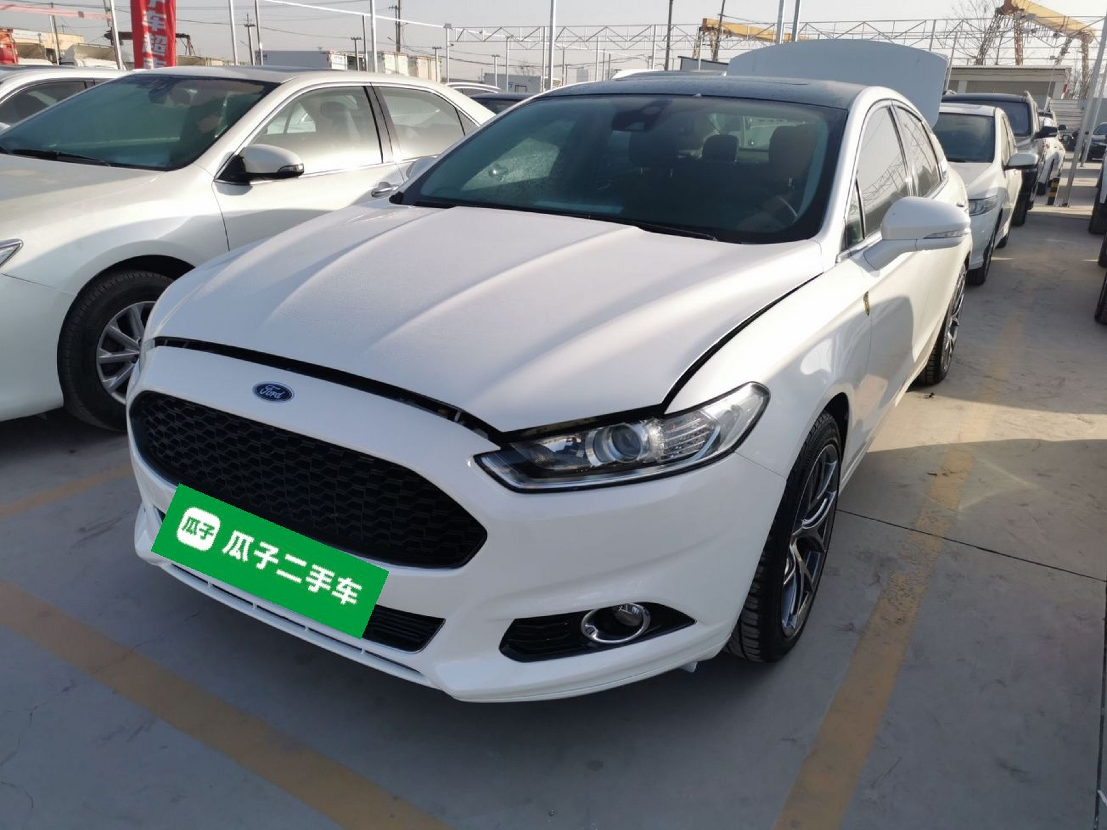 تحت مقدمة السيارة