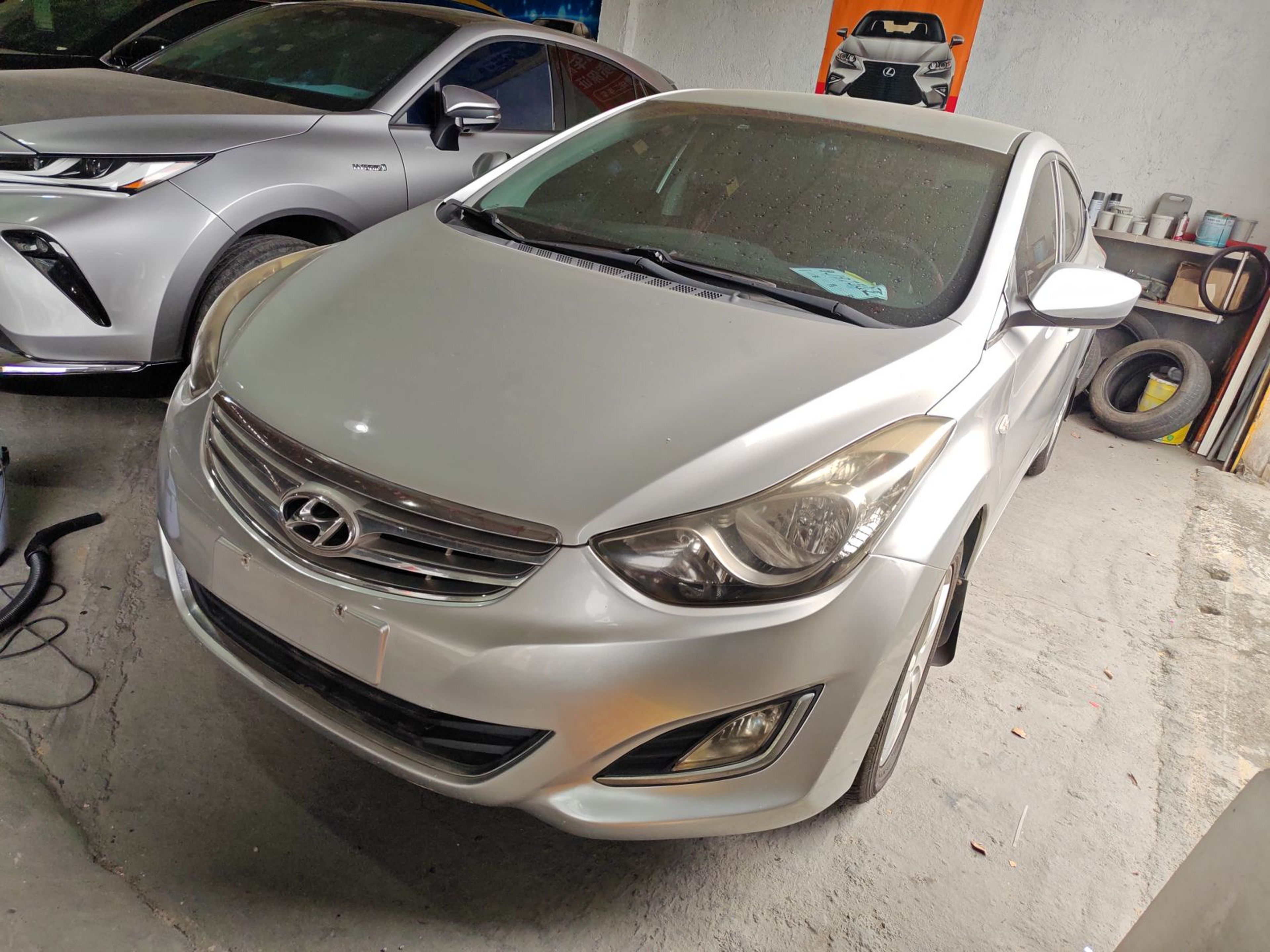 تحت مقدمة السيارة