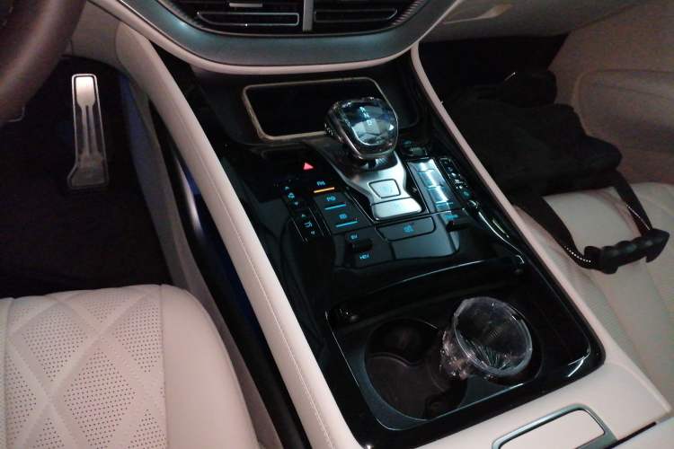 Used Denza D9 2025 DM-i Smart Drive 1020 Four-Wheel Drive Deluxe Model
