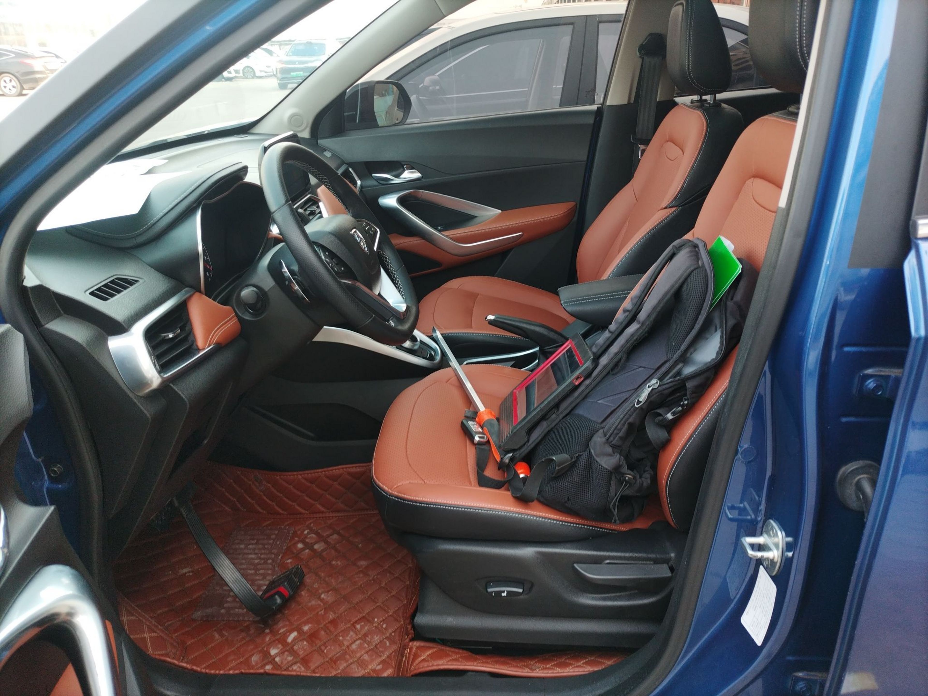 المقاعد الأمامية داخل السيارة