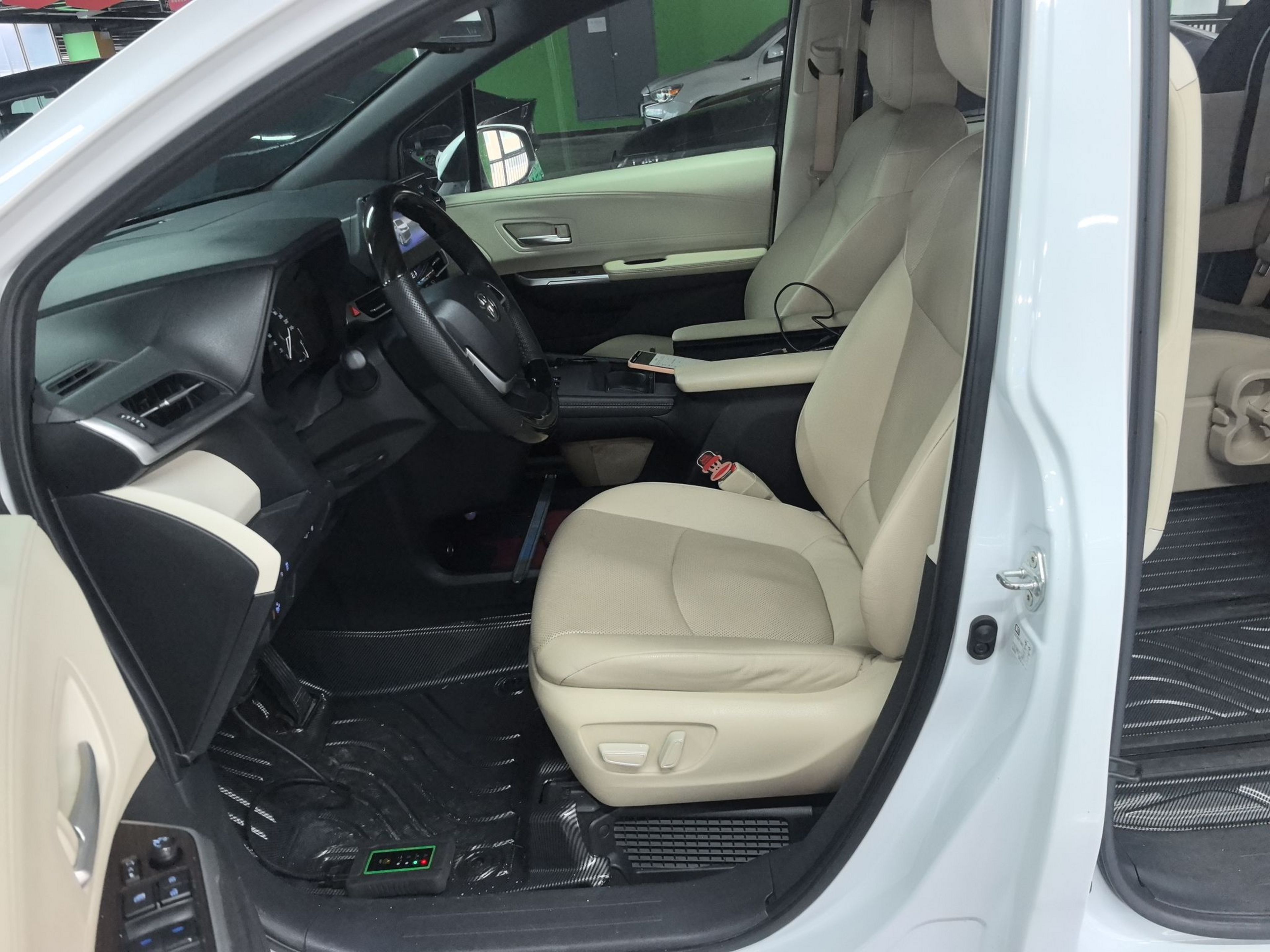 المقاعد الأمامية داخل السيارة