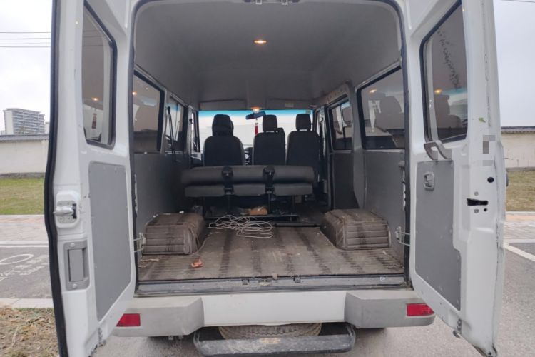 Used Iveco Daily 2020 2.5T A35 Passenger Van with Dual Tires Mid-Roof Design 5-9 Seater Side-Sliding Door China V Emission Standard
