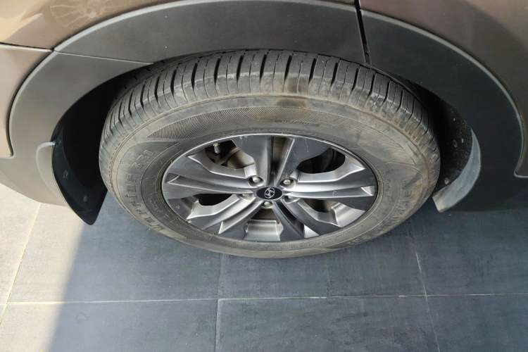 Used Hyundai Santa Fe 2015 2.4L Automatic Two-Wheel Drive Smart Version 5 Seats
