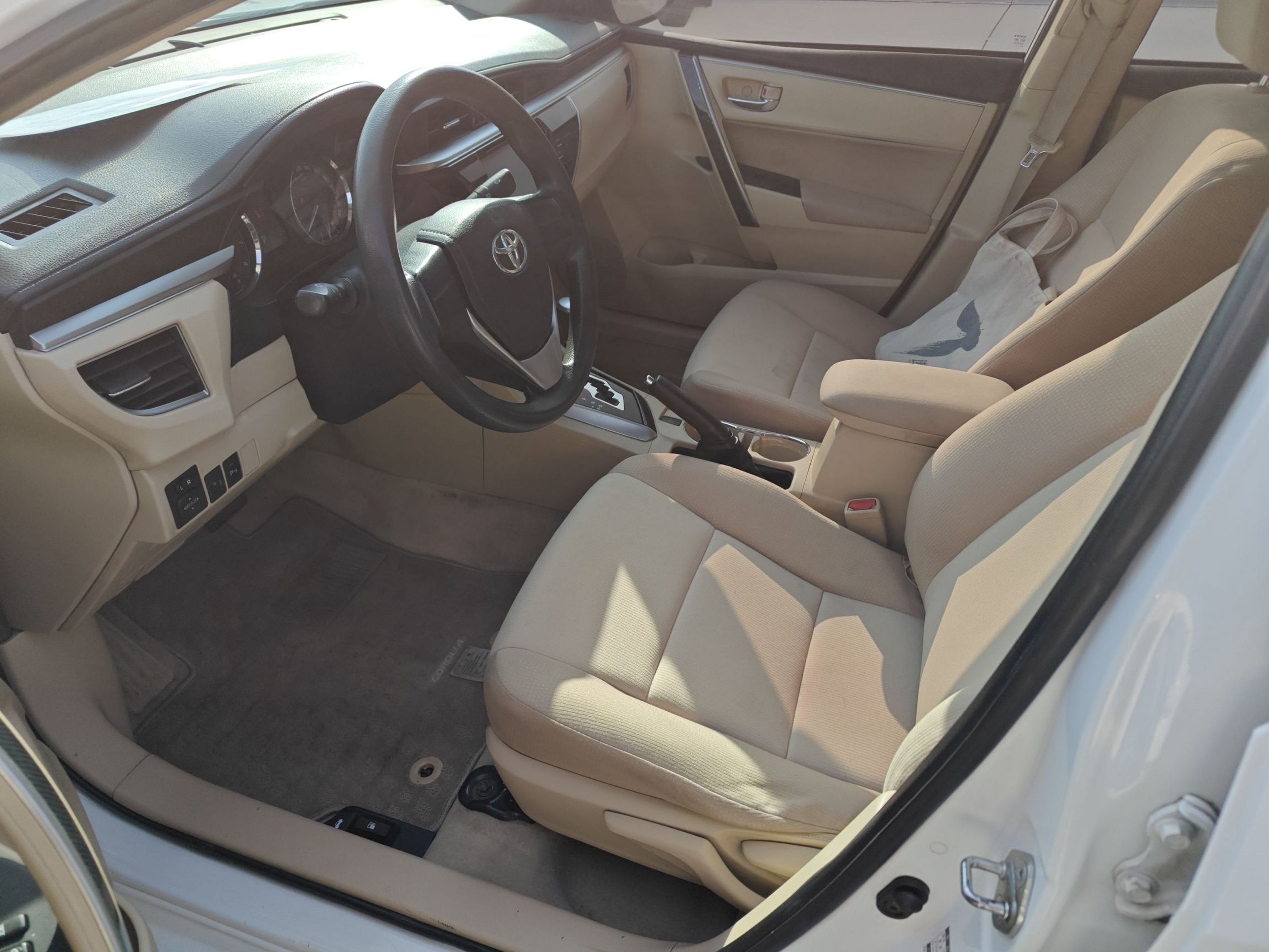 المقاعد الأمامية داخل السيارة