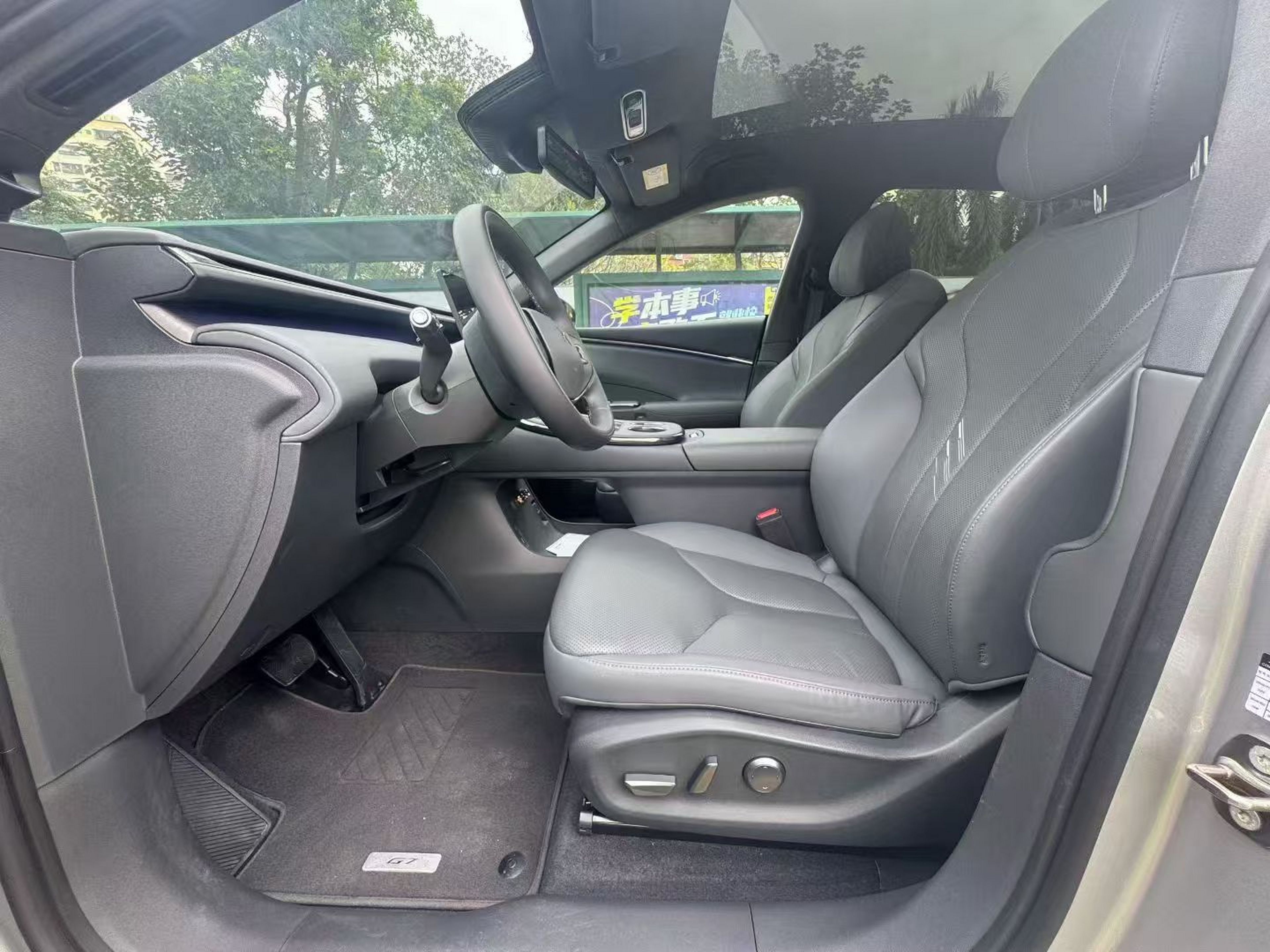 Переднее сиденье в автомобиле