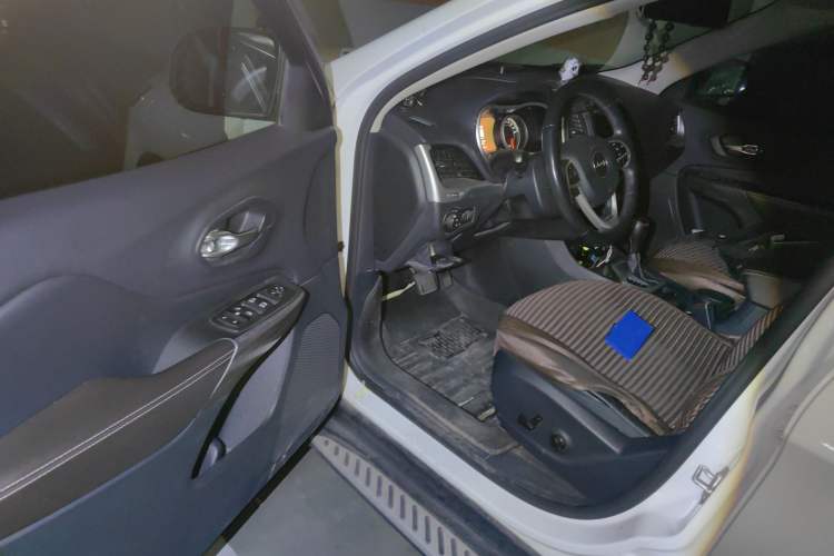 Used  Cherokee 2016 2.4L Leading Smart Version