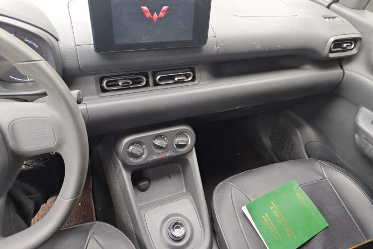 Used Wuling Hongguang New Energy 2024 All-Electric Model 300KM Standard Version
