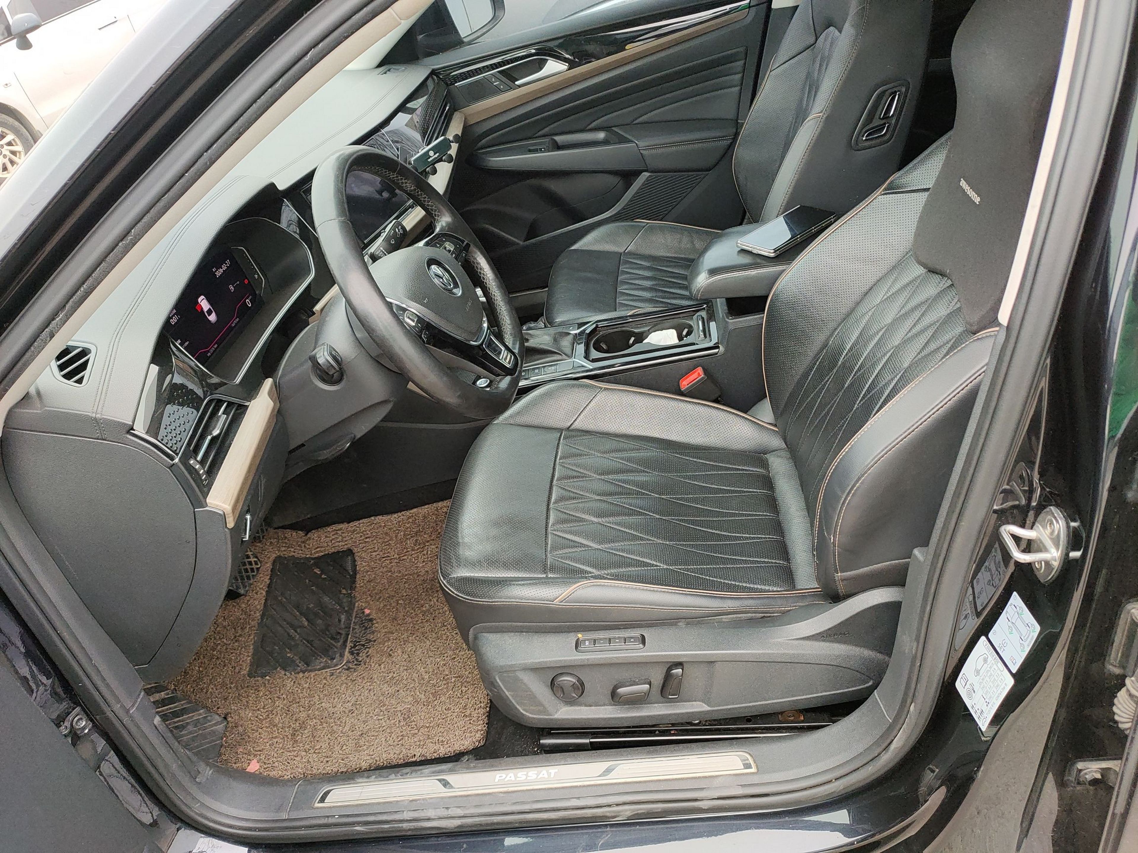 Переднее сиденье в автомобиле