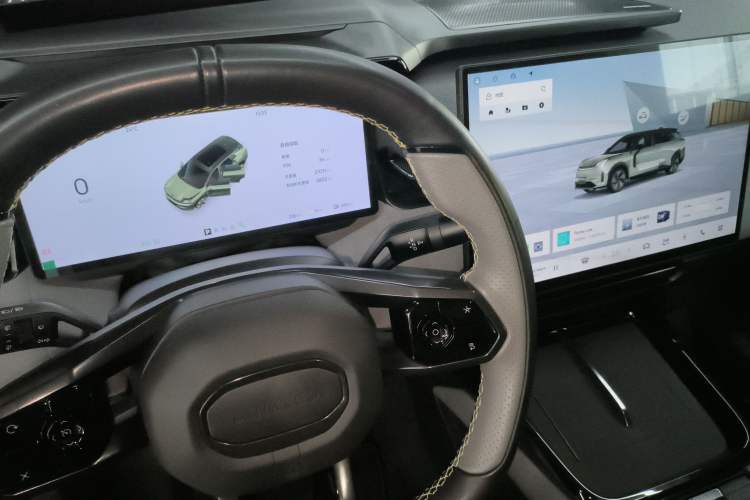 Used Lynk & Co 08 EM-P 2025 220 km All-Wheel-Drive Performance Halo
