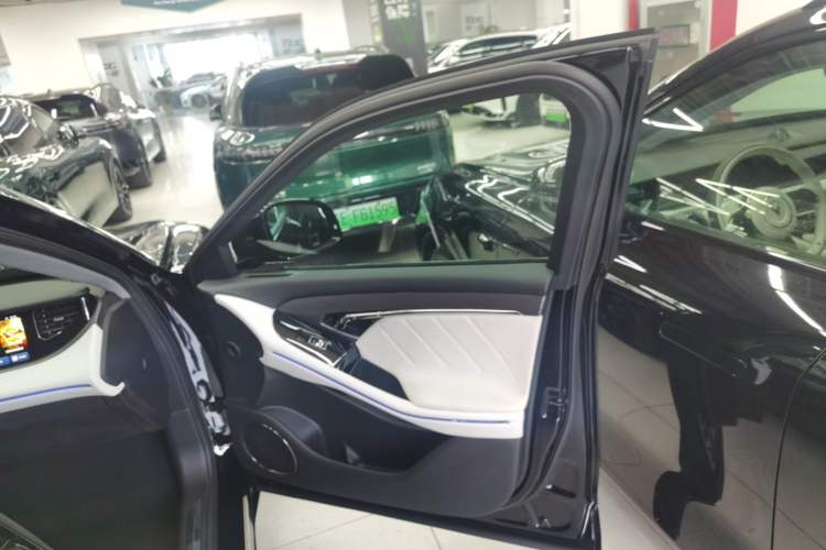 Used VOYAH FREE 2025 318 259 km All-Wheel-Drive Exploration Edition
