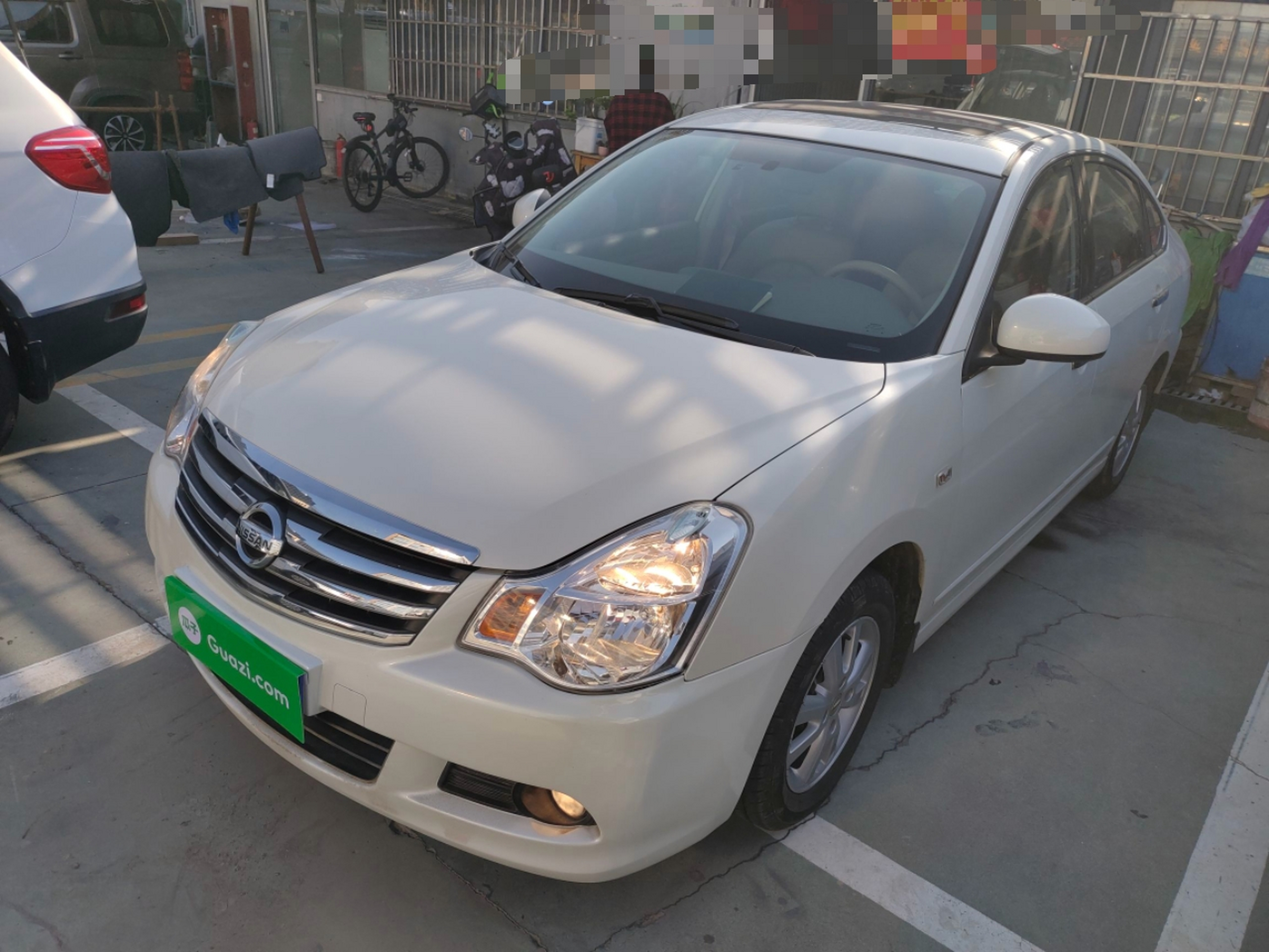 تحت مقدمة السيارة