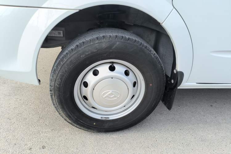 Used SAIC MAXUS Xintu V80 2024 Aotuntong Value Edition 6MT Short Wheelbase Mid-Height Roof 127 Ps 5/6 Seats
