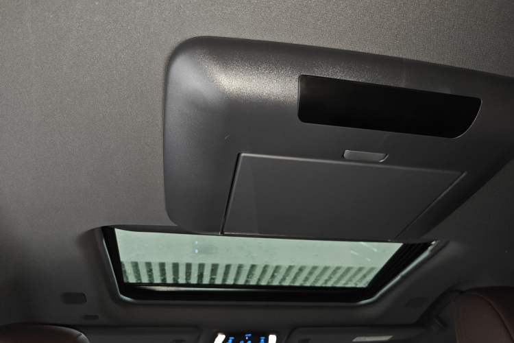 Used Toyota Granvia 2022 2.5L Hybrid Flagship Edition
