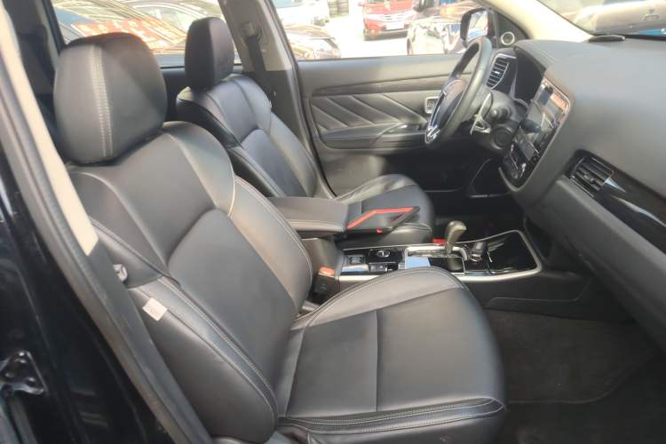 Used Mitsubishi Outlander 2019 2.4L 4x4 Zhi Xiang Edition 7 Seats China VI Standard
