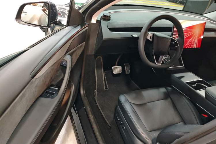 Used Tesla Model Y 2025 Long-Range All-Wheel-Drive Version
