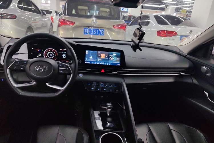 Used Hyundai Elantra 2022 1.5L CVT LUX Prestige Edition
