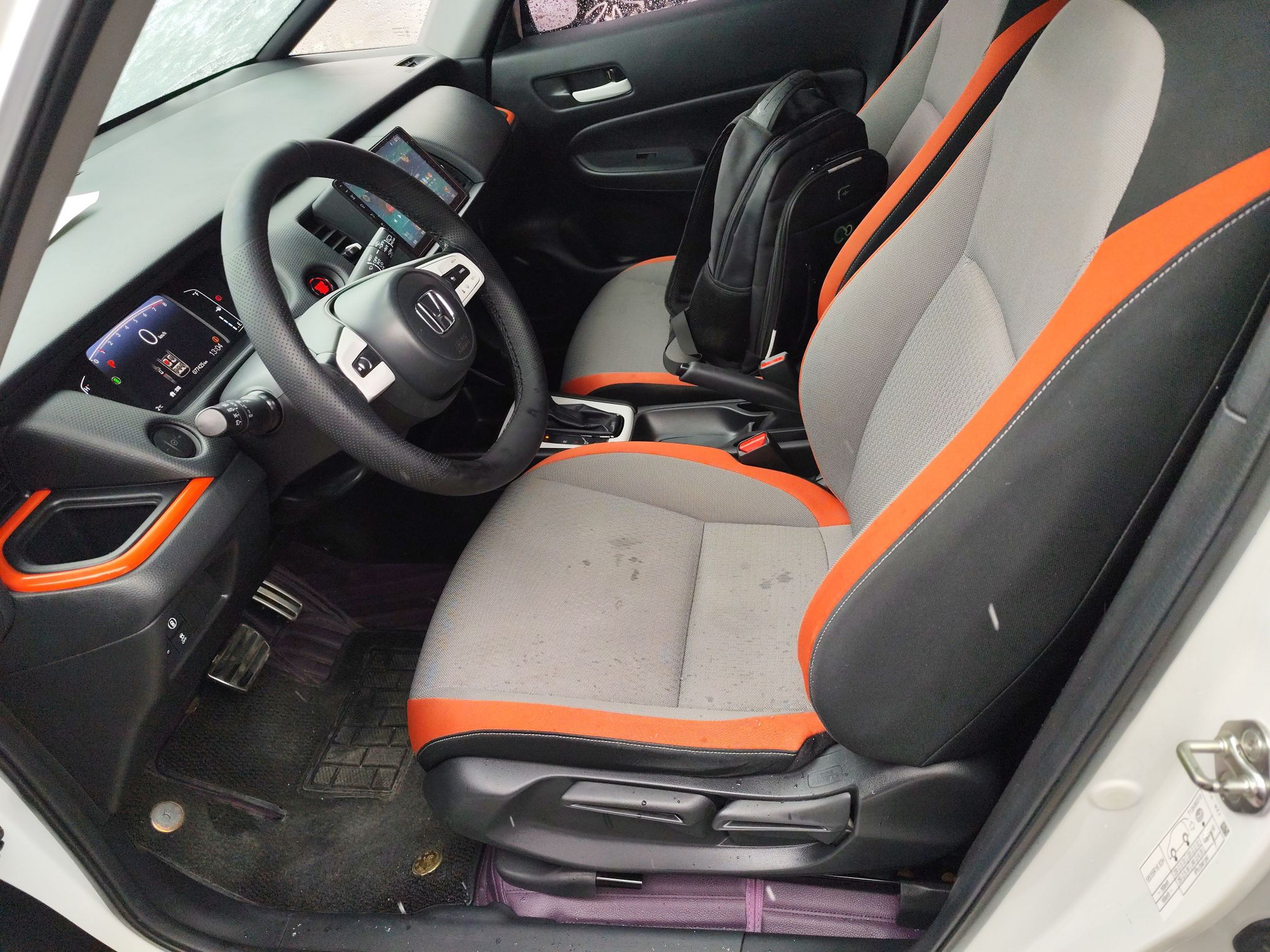 المقاعد الأمامية داخل السيارة