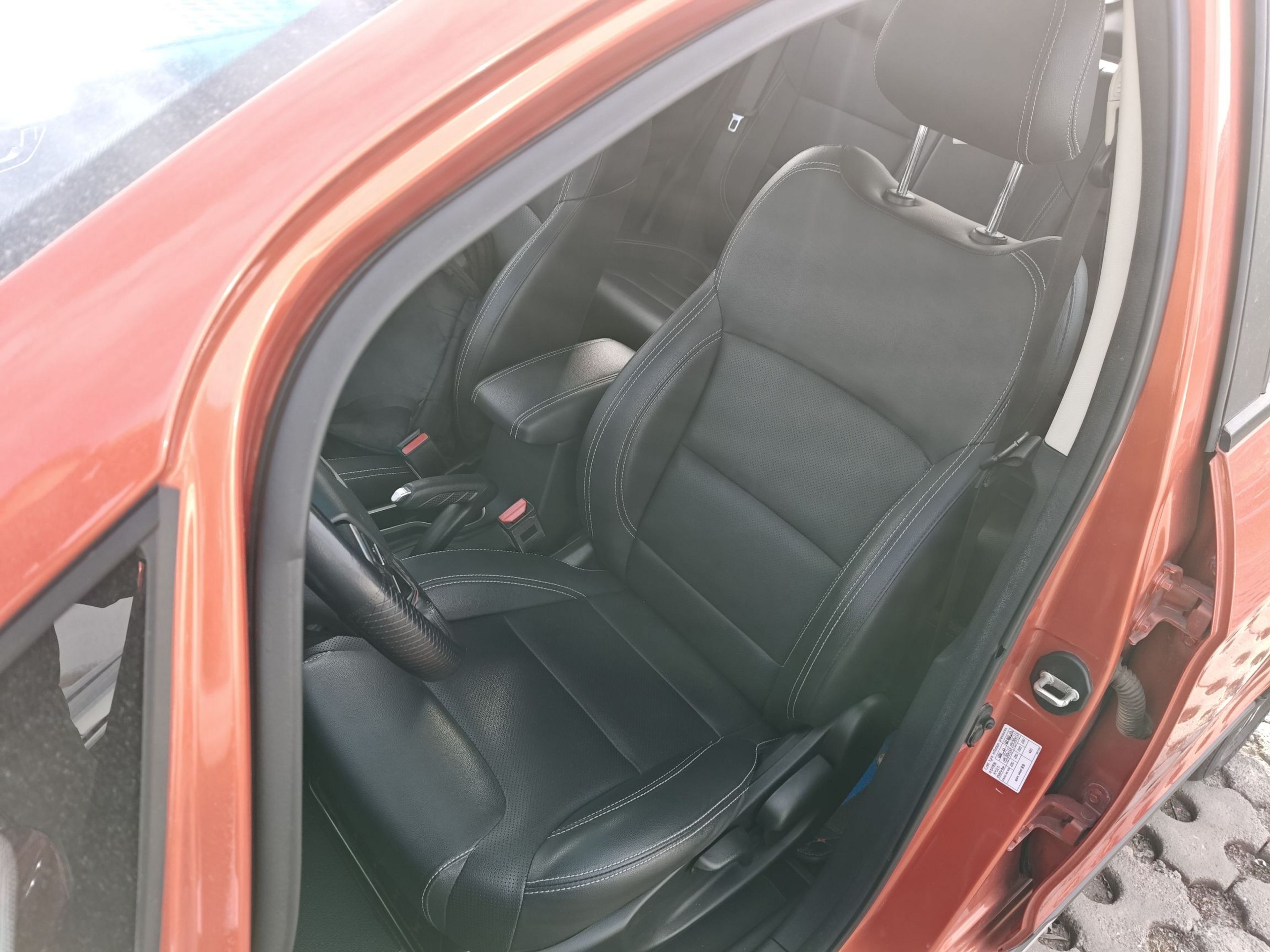 Переднее сиденье в автомобиле