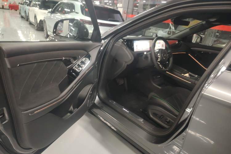 Used VOYAH FREE 2025 318 259 km All-Wheel-Drive Exploration Edition
