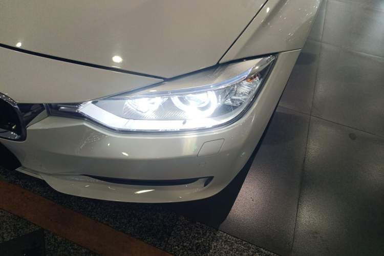 Used BMW 3 Series 2015 320i Luxury Line Stylish Edition
