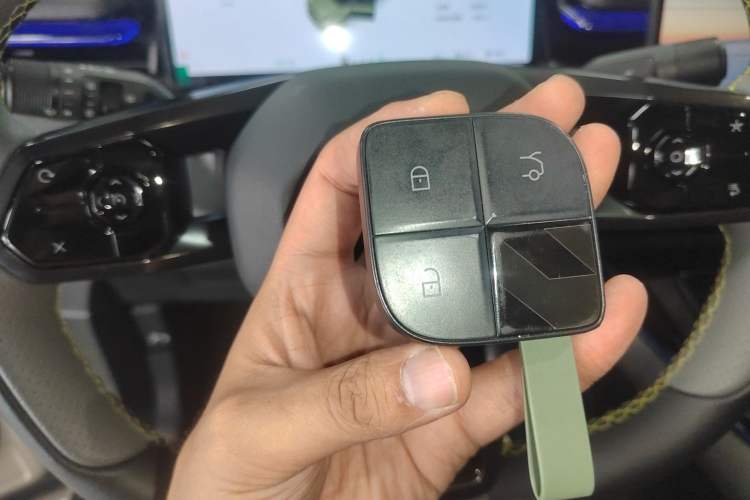 Used Lynk & Co 08 EM-P 2023 120km Long-Range Halo
