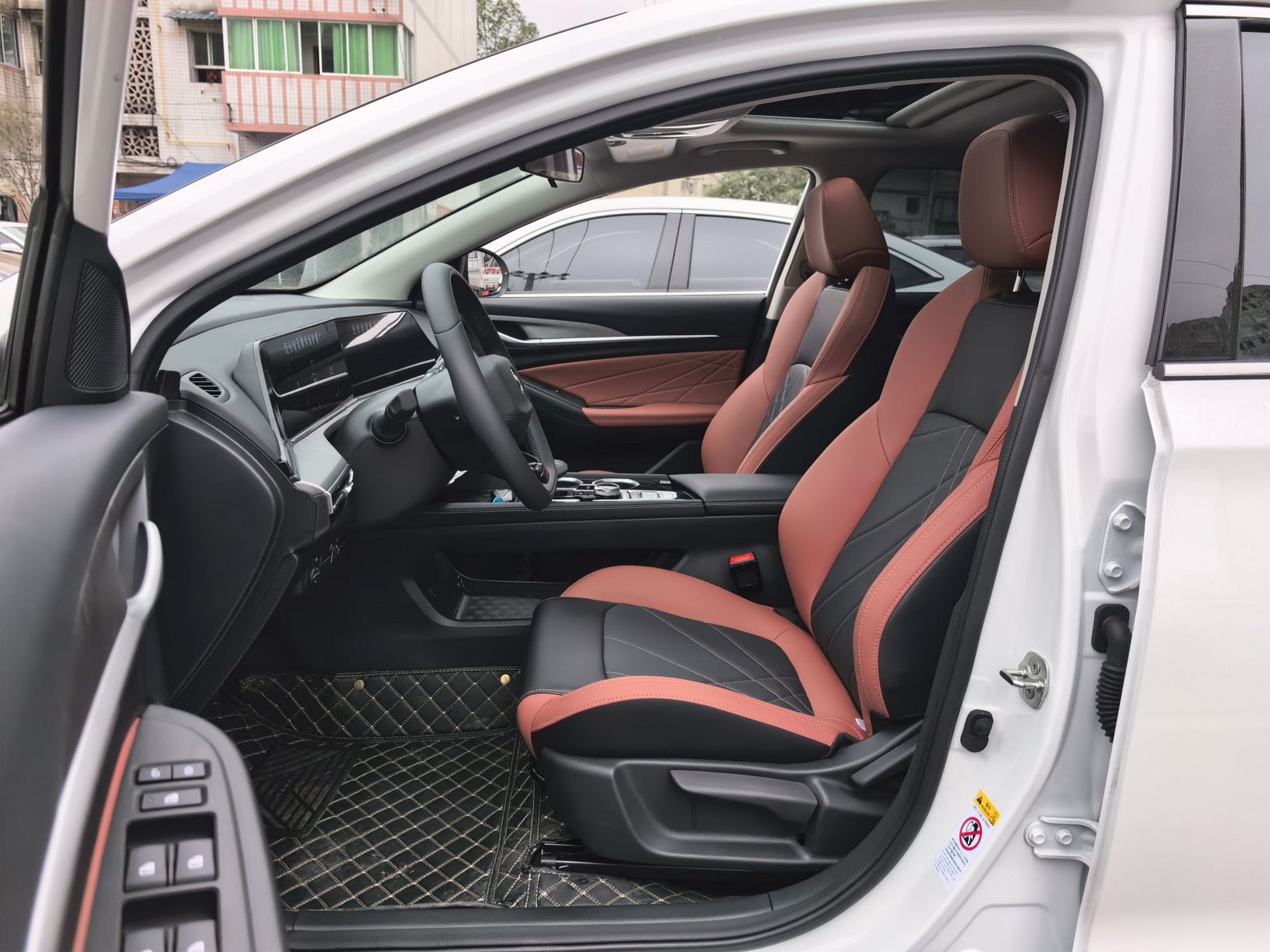 المقاعد الأمامية داخل السيارة