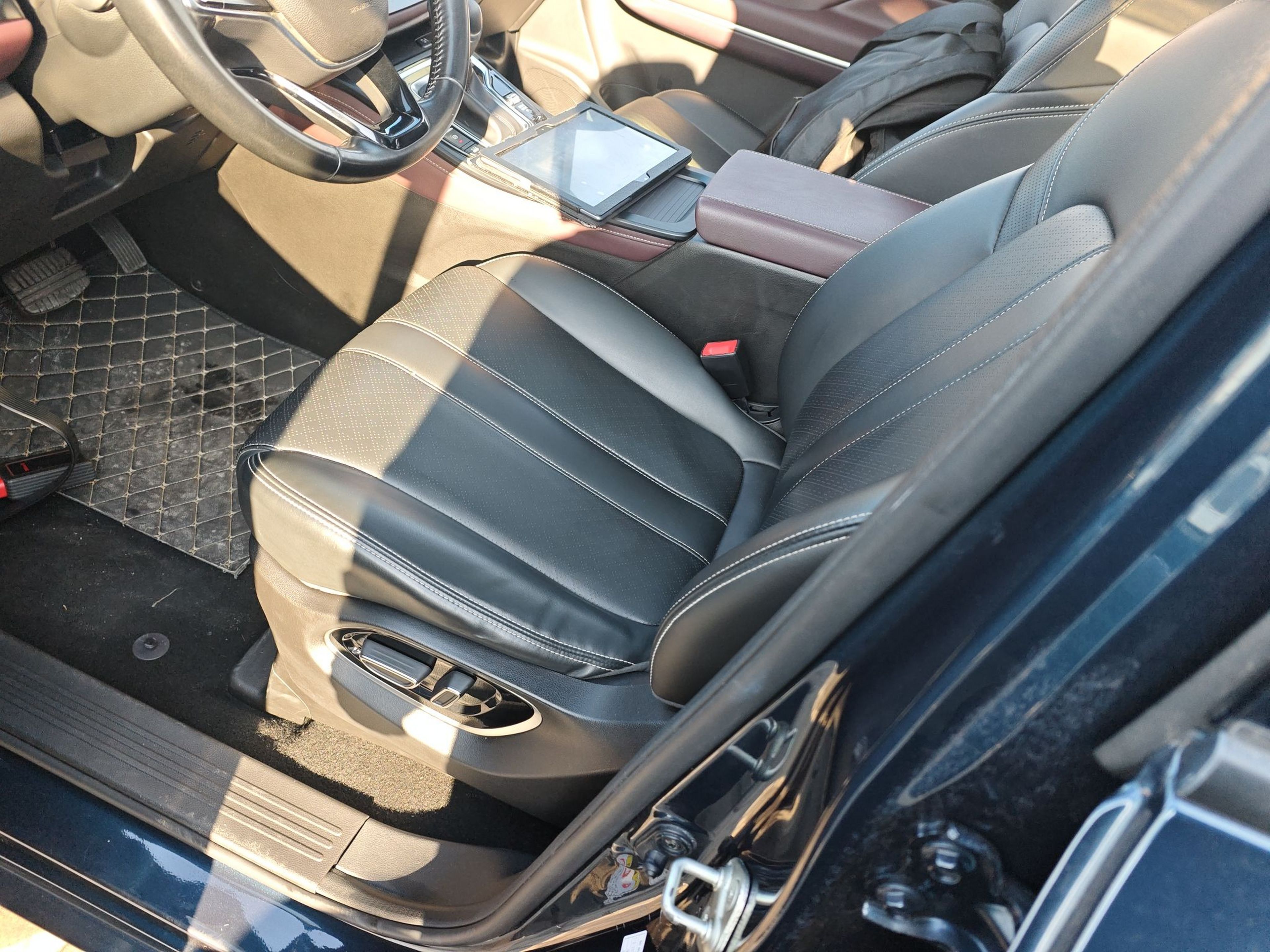 Переднее сиденье в автомобиле