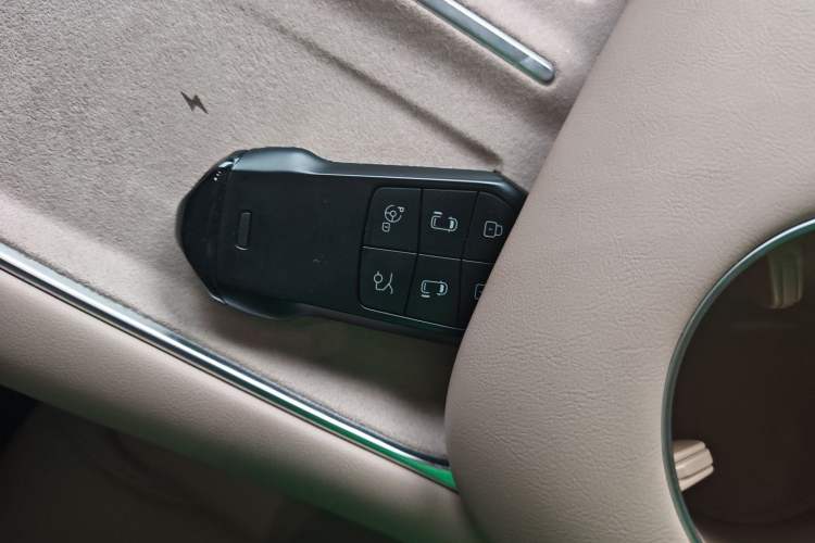 Used XPeng X9 2025 740 Ultra-Long Range Max
