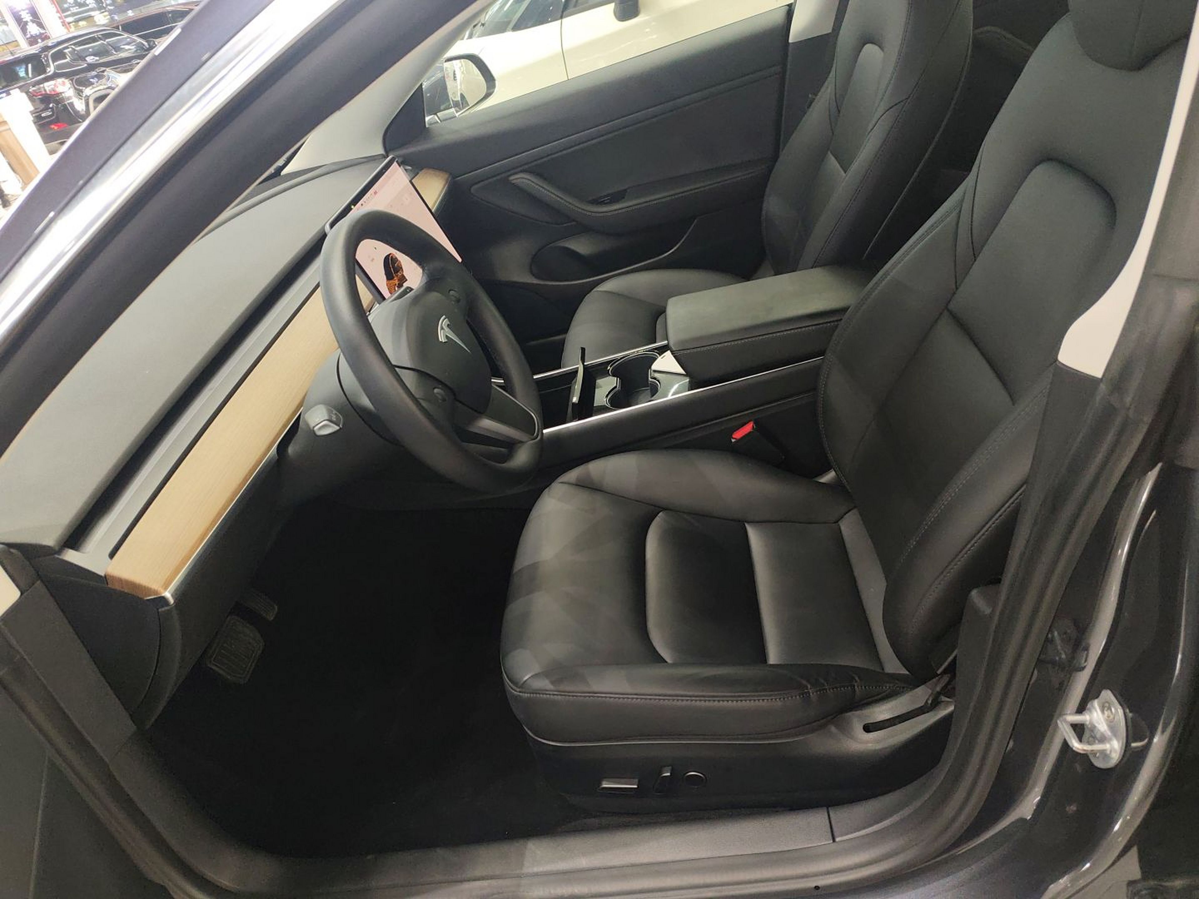 Переднее сиденье в автомобиле