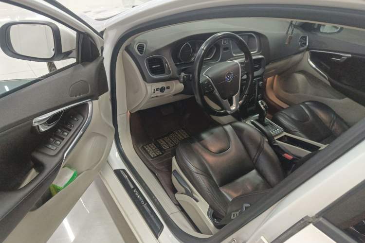 Used Volvo V40 2015 1.6T Zhiyi Edition
