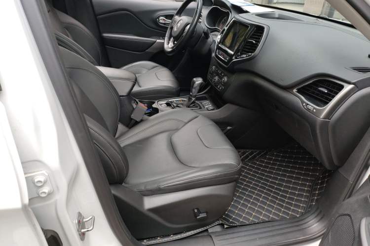 Used  Cherokee 2020 2.0T Two-Wheel Drive Leading Edition
