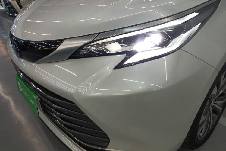 Used Toyota Sienna 2023 2.5L Hybrid Deluxe Edition
