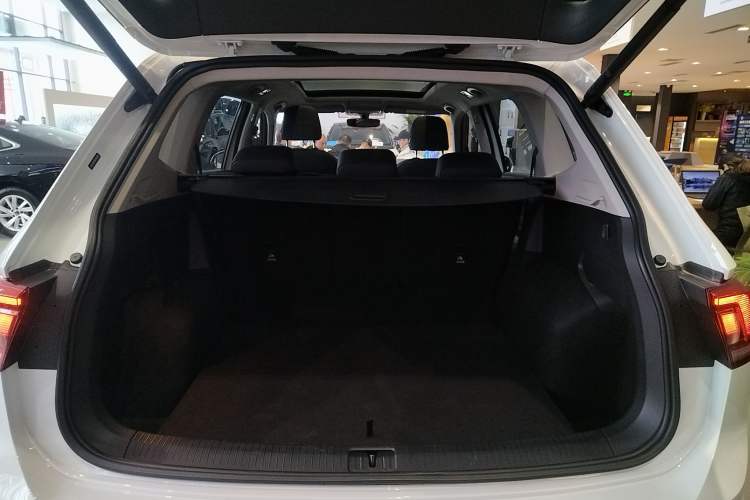 Used Volkswagen Tiguan L 2024 Outstanding Model 330TSI Automatic Two-Wheel Drive R-Line Dragon Glory Edition