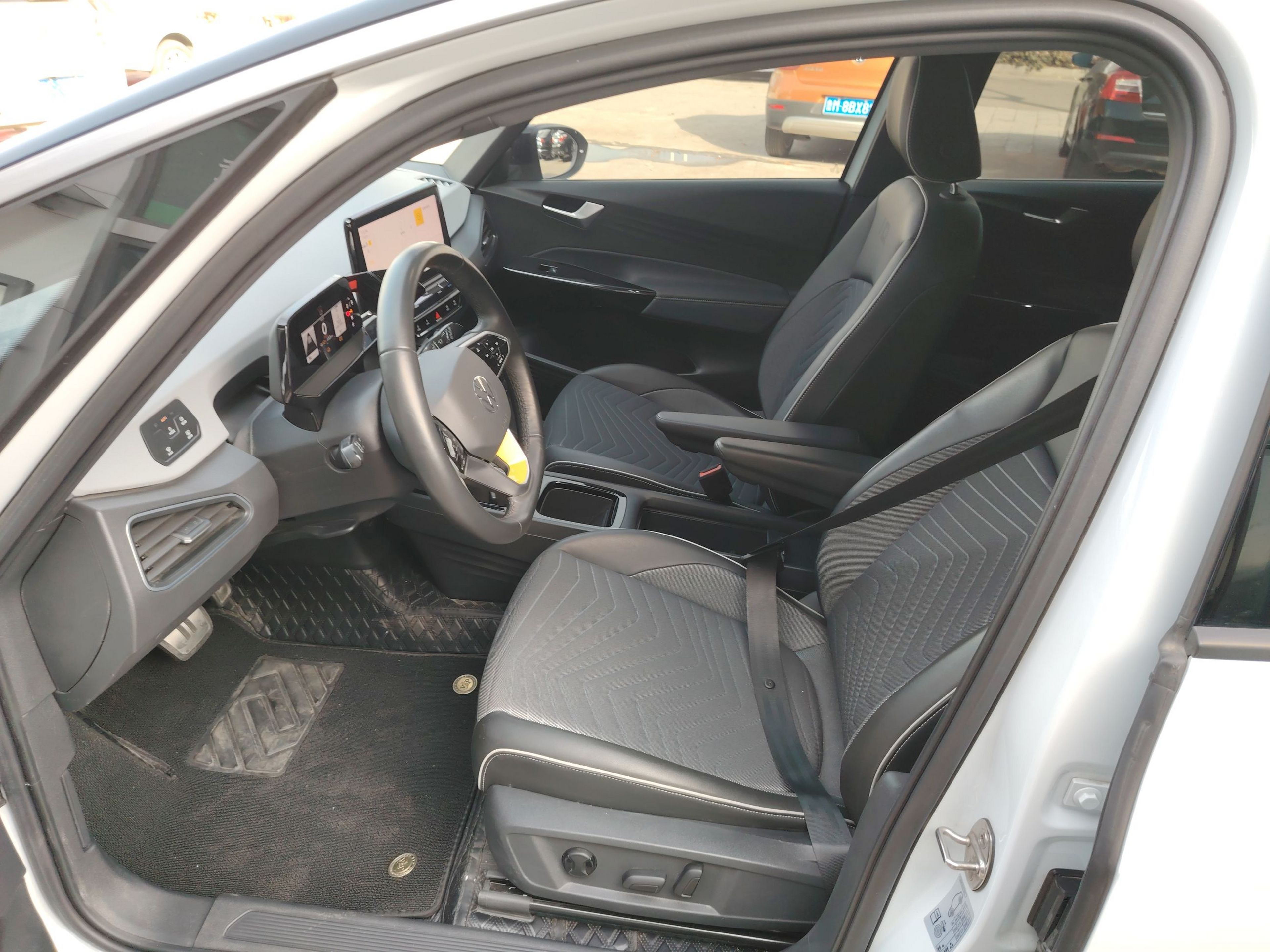 المقاعد الأمامية داخل السيارة