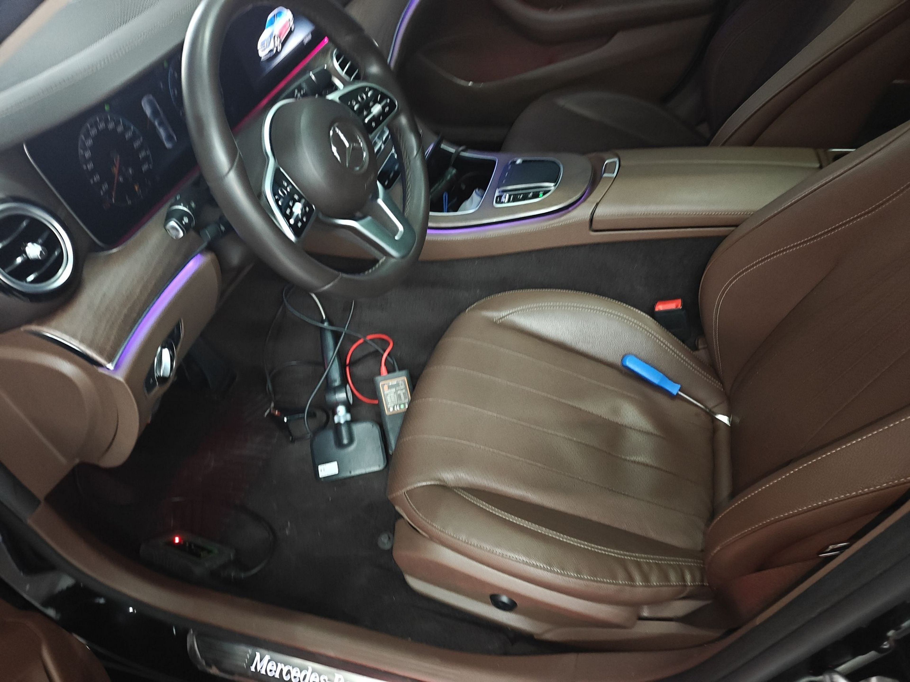 المقاعد الأمامية داخل السيارة