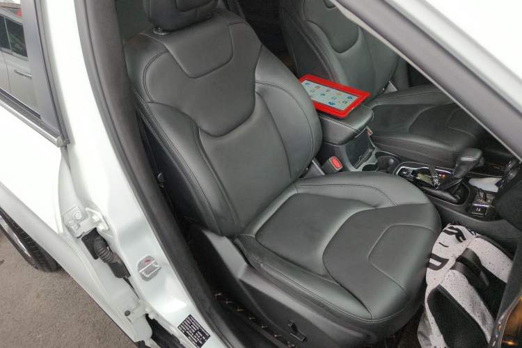 Used  Cherokee 2019 2.0T Two-Wheel Drive Smart Enjoyment Version China V
