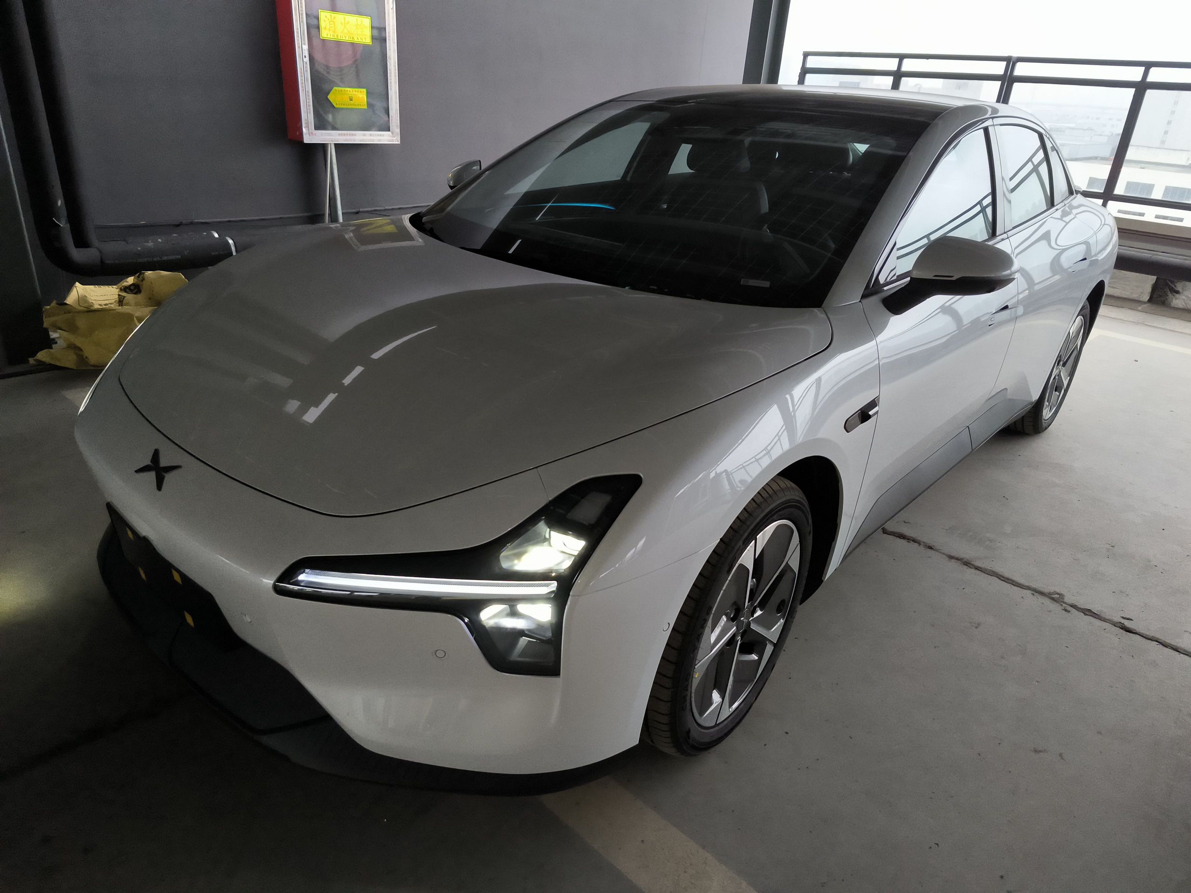 Под передней частью автомобиля