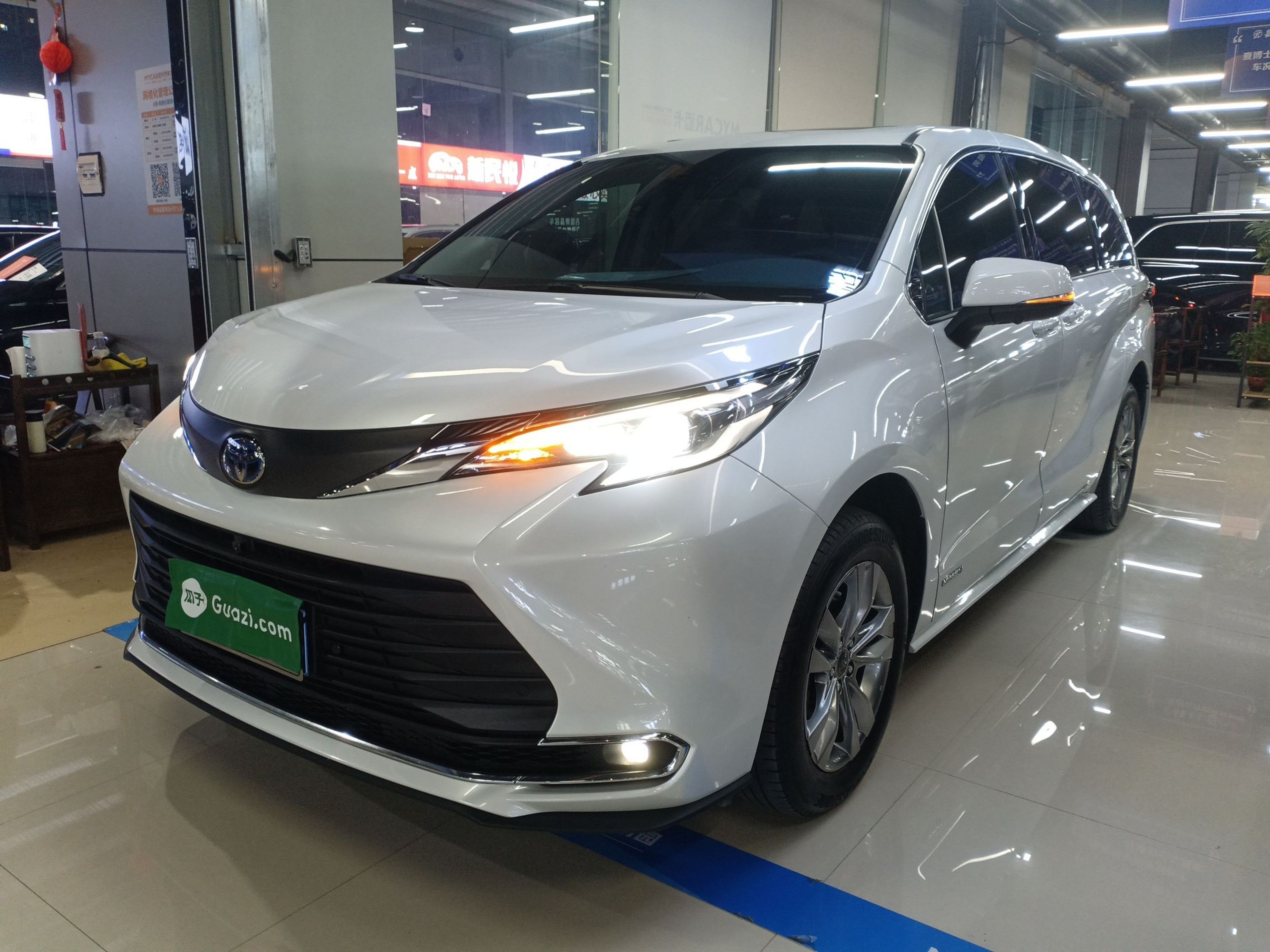 تحت مقدمة السيارة