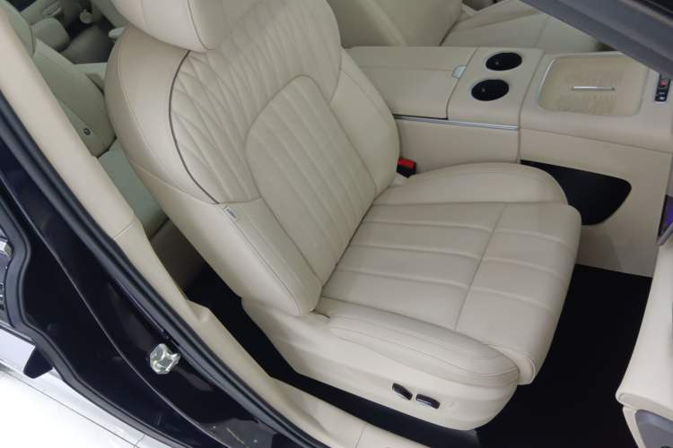 Used VOYAH Dream 2025 PHEV Four-Wheel-Drive Flagship Kunpeng Edition
